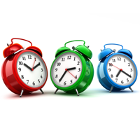 Ein roter, grüner und blauer Wecker stehen nebeneinander und zeigen verschiedene Uhrzeiten an.
